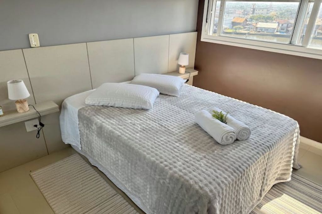 2 quartos, ferros/tábuas de passar roupa, acesso à internet