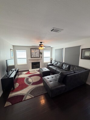 Smart-TV, Kamin, Bücher