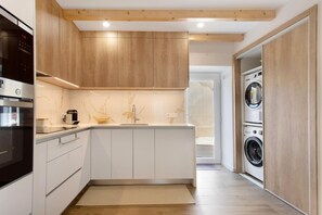 Fridge, microwave, oven, stovetop - Apartment 'Zeca Holidays Atalaia Waterfall' with Balcony and Wi-Fi (Atalaia/Lourinha)