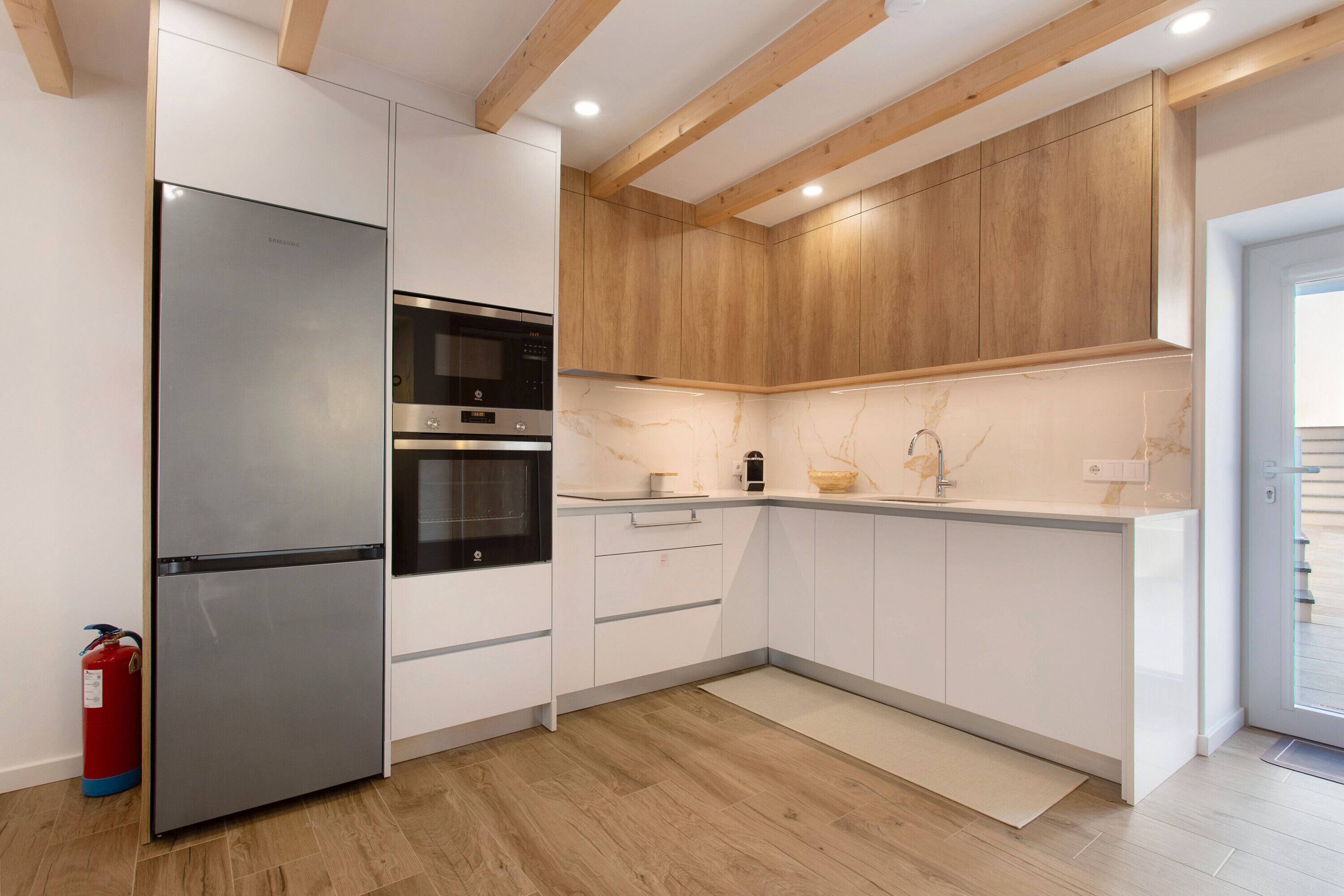 Refrigerador, microondas, horno y parrilla de estufa 