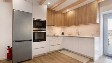 Kühlschrank, Mikrowelle, Ofen, Herdplatte