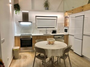 Frigorífico, microondas, horno y placa de cocina