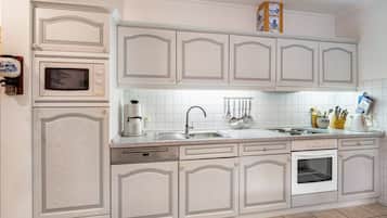 Cafetera y tetera, refrigerador, microondas y horno