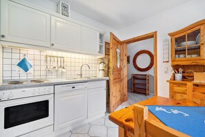 K ühlschrank, Mikrowelle, Ofen, Herdplatte