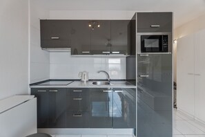 Frigorífico, microondas, placa de cocina y cafetera o tetera