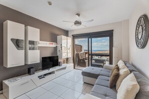 Una televisión, una mesa de tenis de mesa