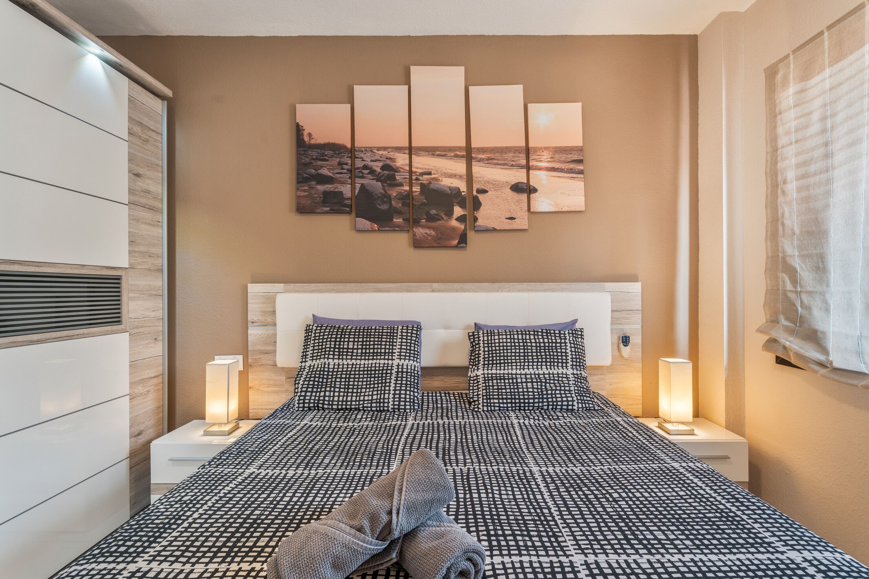 1 dormitorio, tabla de planchar con plancha, wifi y ropa de cama