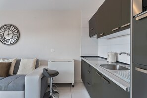 Una televisión, una mesa de tenis de mesa