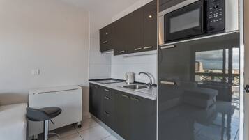 Køleskab, mikrobølgeovn, kogeplade, kaffe-/temaskine