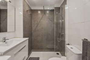 Douche, sèche-cheveux, serviettes fournies