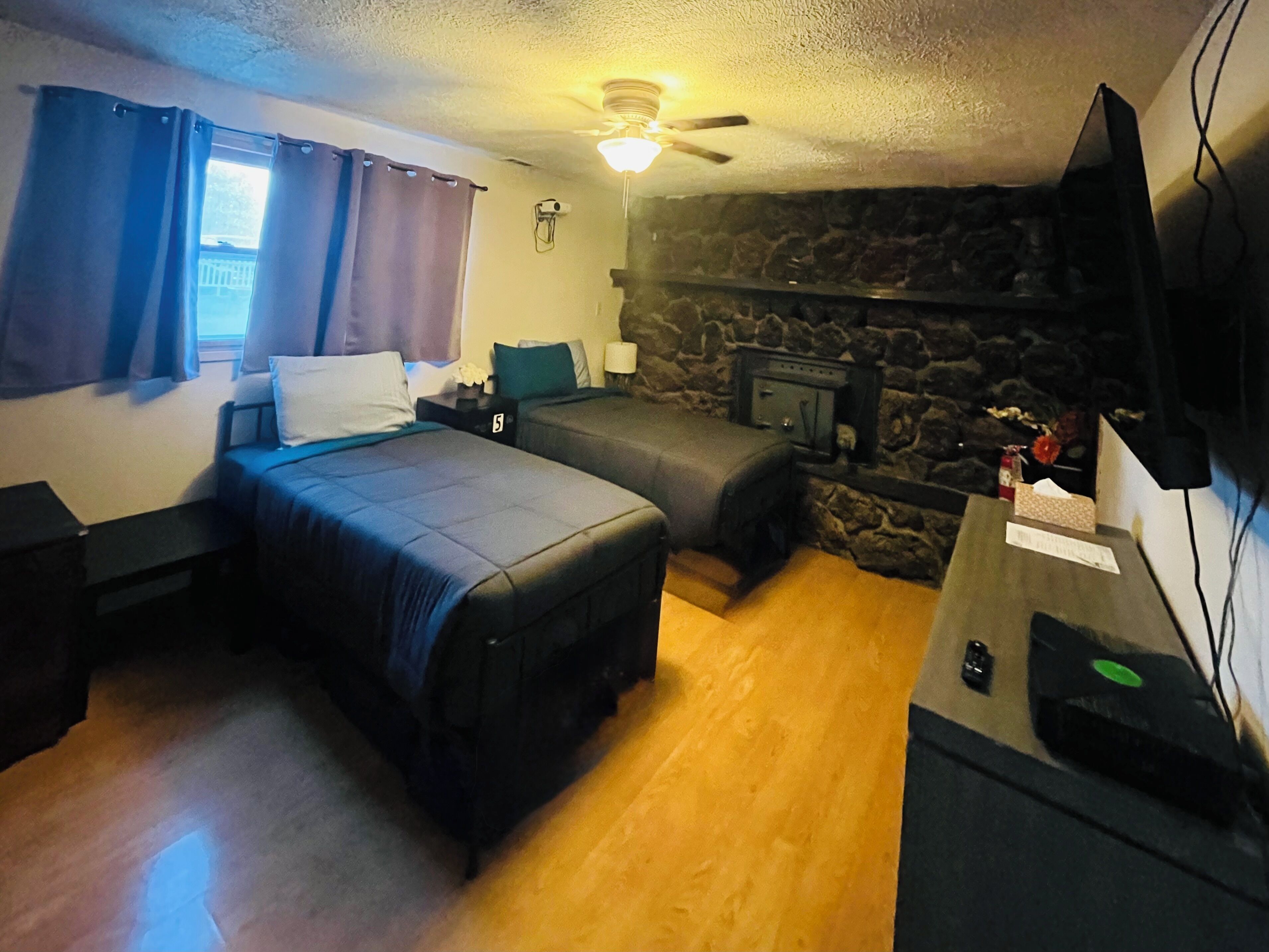 3 habitaciones, tabla de planchar con plancha, wifi y ropa de cama 