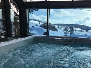 Bañera de hidromasaje cubierta