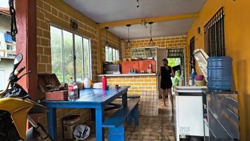 Een koelkast, een kookplaat, een blender, kookgerei, borden en bestek