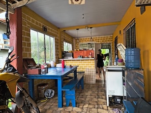 Kühlschrank, Herdplatte, Mixer, Kochgeschirr/Geschirr/Besteck