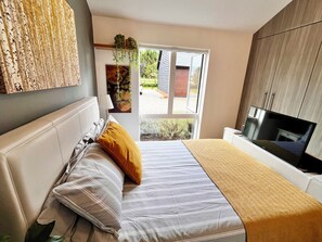 4 bedrooms, iron/ironing board, WiFi, bed sheets