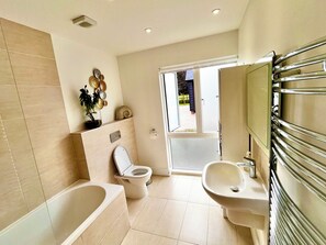 Shower, hair dryer, towels, soap - Countryside Retreat - Indoor Pool, Sauna, Hot Tub - Ideal for long Stays (Fowlmere)