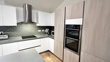 Een magnetron, een oven, een kookplaat, een vaatwasser