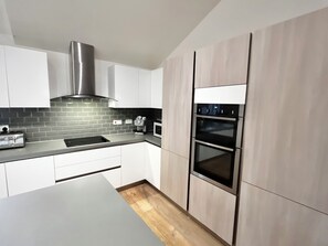 Microondas, horno, placa de cocina, lavavajillas