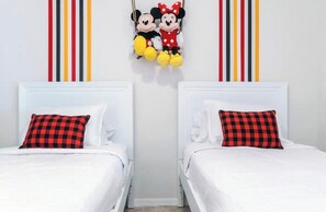 3 chambres, bureau, fer et planche à repasser, lit de bébé portatif