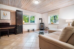 TV - Apartment 'Alte Polizeistelle Ferienwohnung 2' with Private Terrace, Private Garden and Wi-Fi (Pellworm)