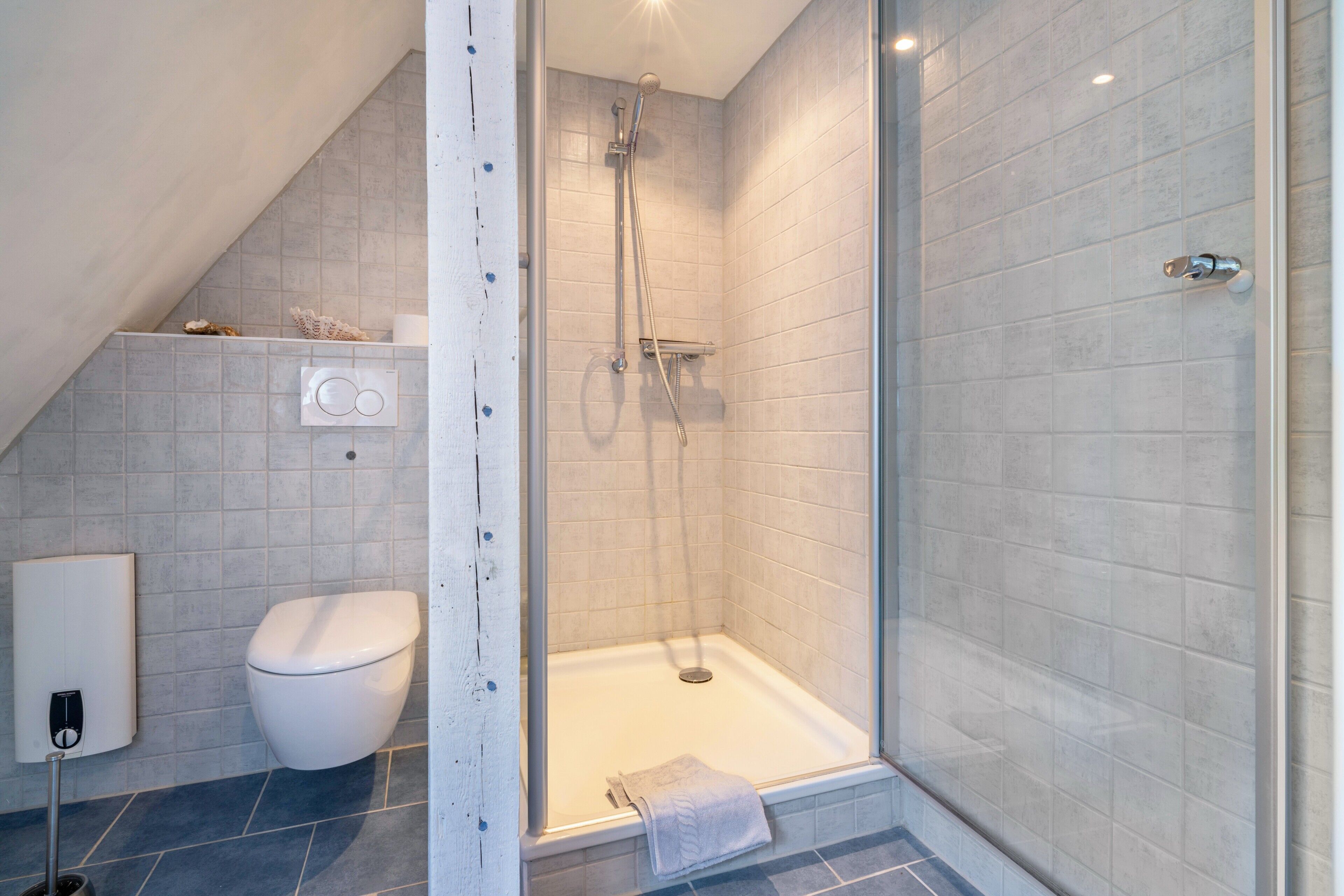 Dusch, hårtork och handdukar