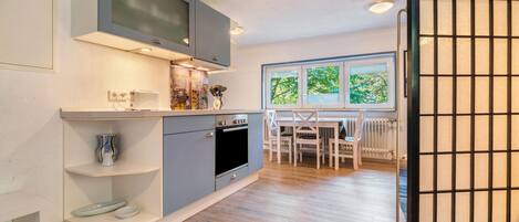 Jääkaappi, mikroaaltouuni, uuni, liesi