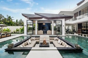 A modern house with a swimming pool, outdoor seating, and a fire pit. - Villa Baia by BaliSuperHost (Bali)
