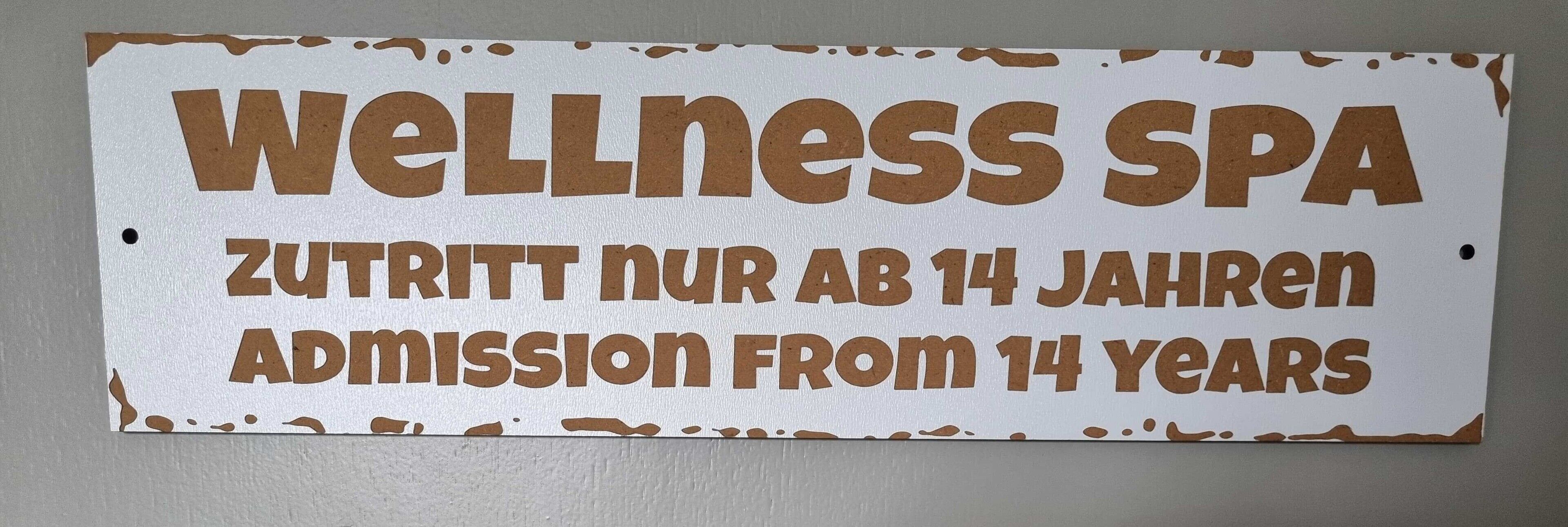 Une enseigne indiquant un centre de bien-être et précisant les conditions d’accès.