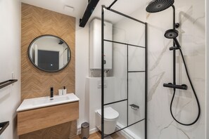 Hair dryer, towels, soap, toilet paper - Charming apartment with AC in Paris (Paris)