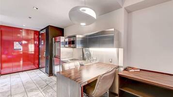 Refrigerador, microondas, horno y lavavajillas