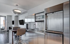 電子レンジ、食器洗い機、コーヒー / ティーメーカー、調理器具と食器