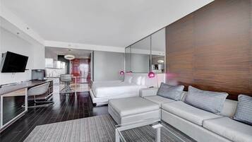 Bureau, fer et planche Ă repasser, Wi-Fi, draps fournis