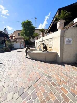 المنطقة المحيطة بالمنشأة