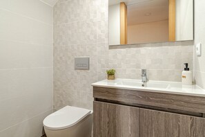 Ducha, secador de pelo y toallas