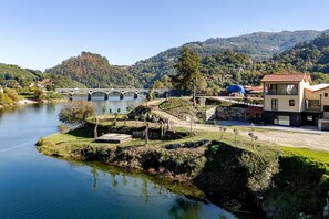 Property grounds - Holiday Home 'Serração T1' with Lake View, Wi-Fi and Air Conditioning (Rio Caldo)