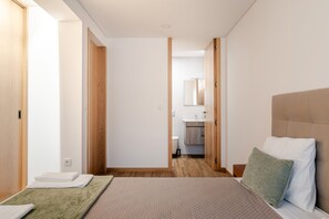 1 dormitorio, tabla de planchar con plancha, wifi y ropa de cama