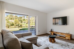 TV - Holiday Home 'Serração T1' with Lake View, Wi-Fi and Air Conditioning (Rio Caldo)