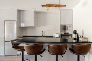 Fridge, microwave, oven, stovetop - Holiday Home 'Serração T1' with Lake View, Wi-Fi and Air Conditioning (Rio Caldo)