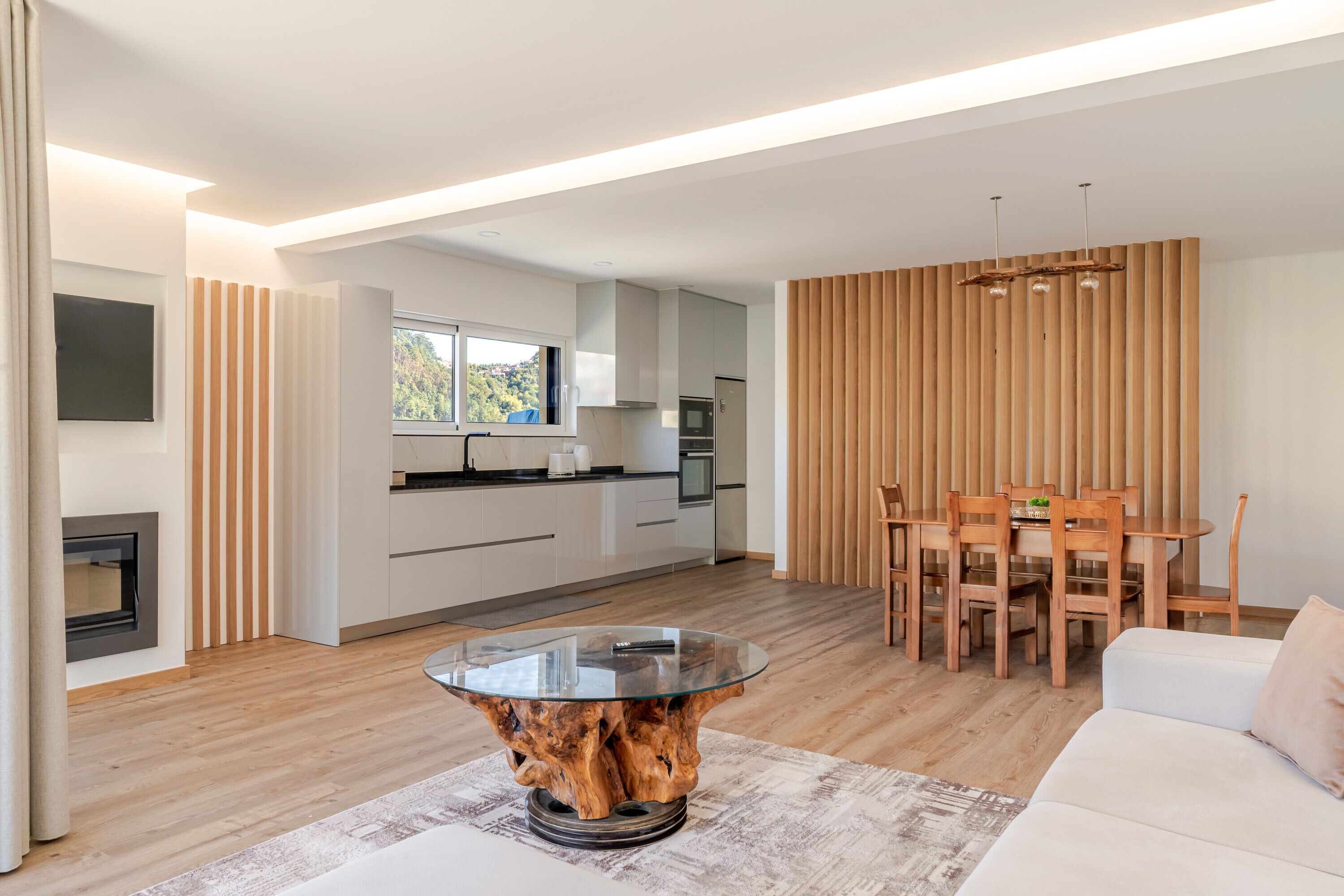 Televisión y chimenea 