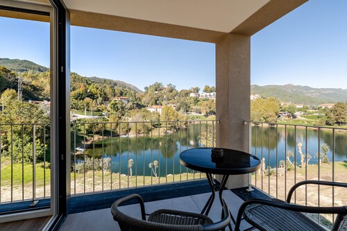 Maison de Vacances 'Serração T2' avec Vue sur le Lac, Wi-Fi et Climatisation