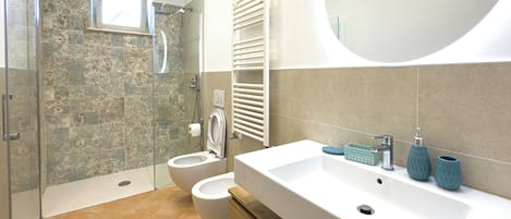 Douche, sĂšche-cheveux, bidet, serviettes fournies