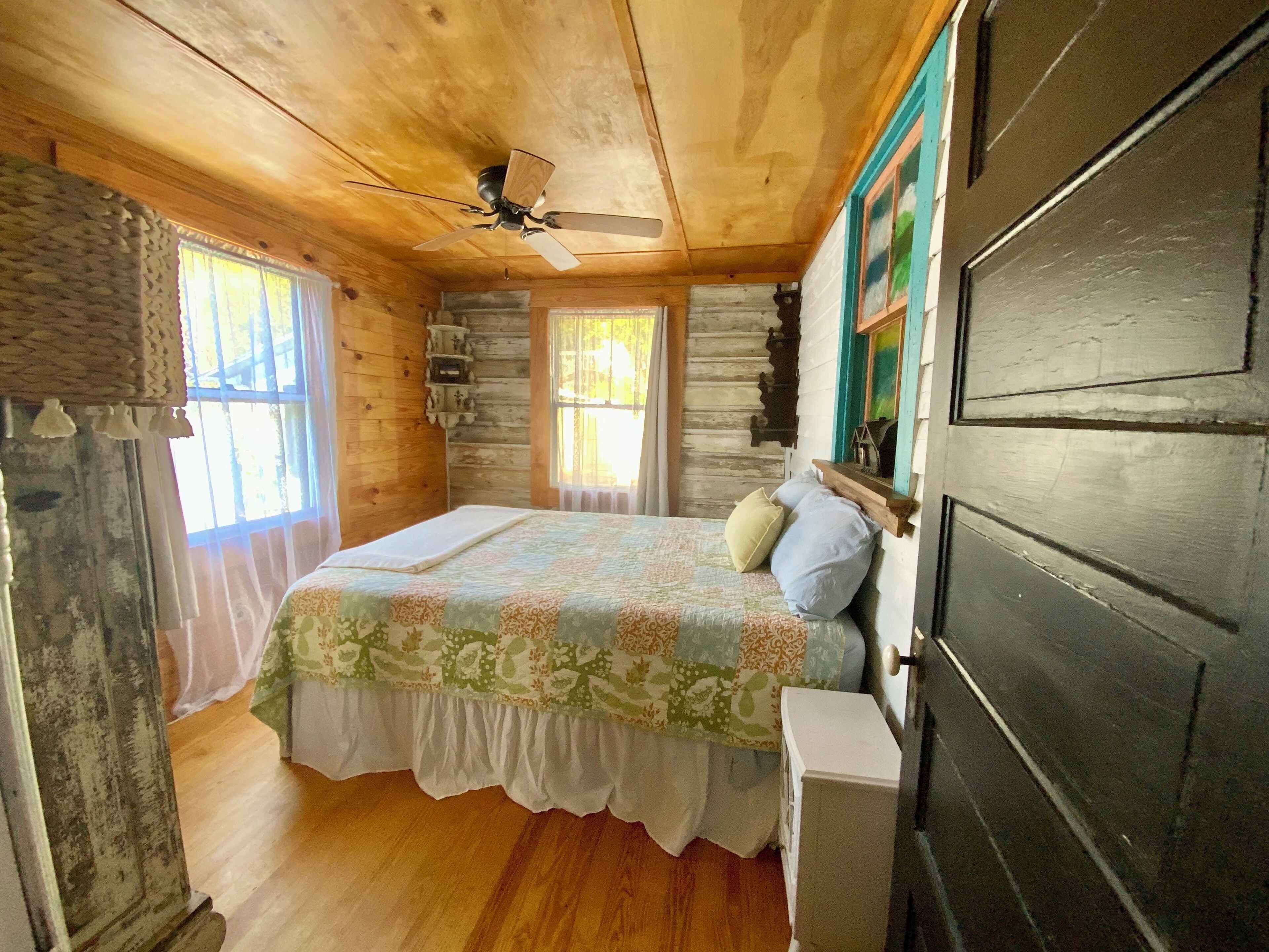 2 bedrooms, iron/ironing board, travel cot, free WiFi