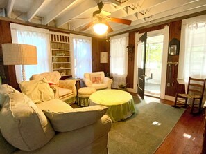 Smart-tv, boeken, een muziekbibliotheek en een stereo