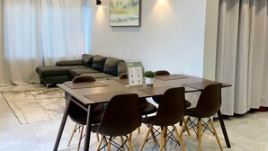 Un comedor moderno con una mesa rectangular, seis sillas y un ventilador de techo.