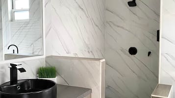 SĂšche-cheveux, serviettes fournies