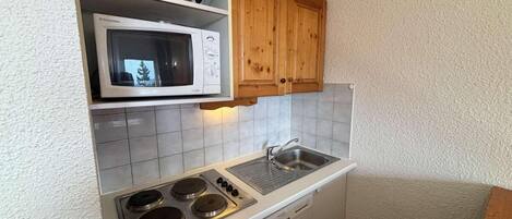 Microwave, oven, dishwasher, coffee/tea maker