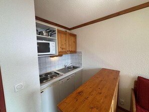 Mikrobølgeovn, ovn, oppvaskmaskin og kaffetrakter/tekoker