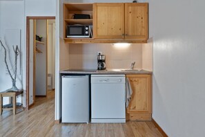 Mikrobølgeovn, oppvaskmaskin, kaffetrakter/tekoker og brødrister