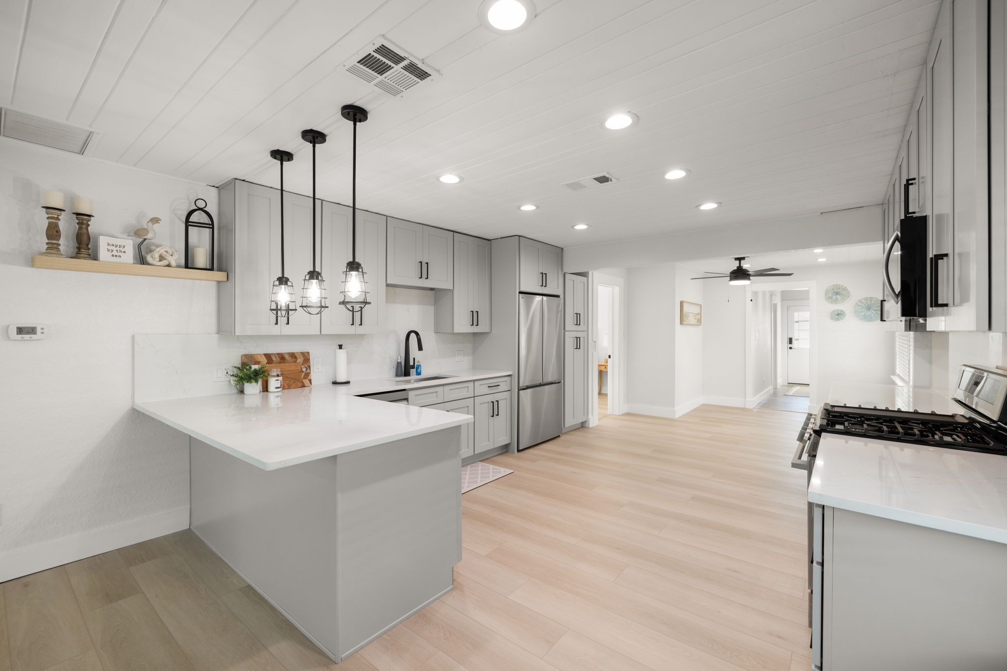 Mikrobølgeovn, ovn, kokeplater og oppvaskmaskin