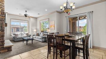 Condo, Multiple Beds, Balcony, Mountain View (The Overlook) | Interior